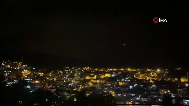 Hatay'da şimşekler rüzgar gülleri ile kartpostallık manzara oluşturdu Hatay'da şimşekler rüzgar gülleri ile kartpostallık manzara oluşturdu