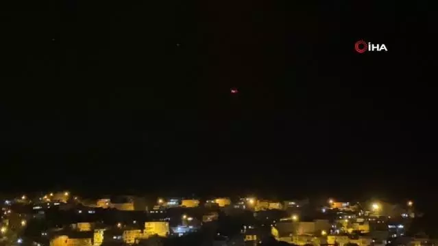 Hatay'da şimşekler rüzgar gülleri ile kartpostallık manzara oluşturdu Hatay'da şimşekler rüzgar gülleri ile kartpostallık manzara oluşturdu