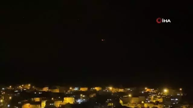 Hatay'da şimşekler rüzgar gülleri ile kartpostallık manzara oluşturdu Hatay'da şimşekler rüzgar gülleri ile kartpostallık manzara oluşturdu