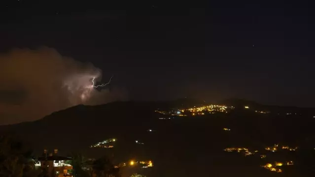 Hatay'da şimşekler rüzgar gülleri ile kartpostallık manzara oluşturdu Hatay'da şimşekler rüzgar gülleri ile kartpostallık manzara oluşturdu