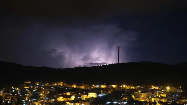 Hatay'da şimşekler rüzgar gülleri ile kartpostallık manzara oluşturdu Hatay'da şimşekler rüzgar gülleri ile kartpostallık manzara oluşturdu