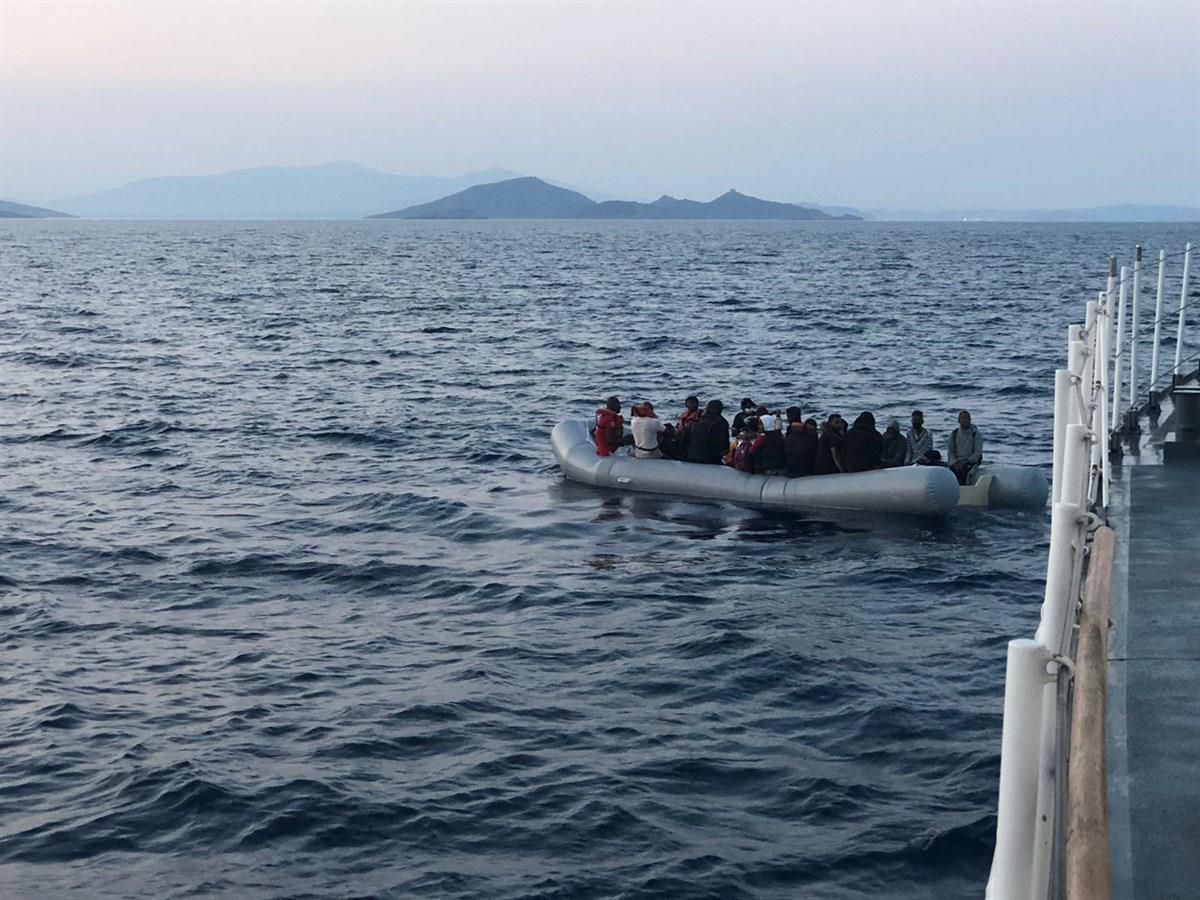 İzmir\'de Türk kara sularına geri itilen 34 düzensiz göçmen kurtarıldı