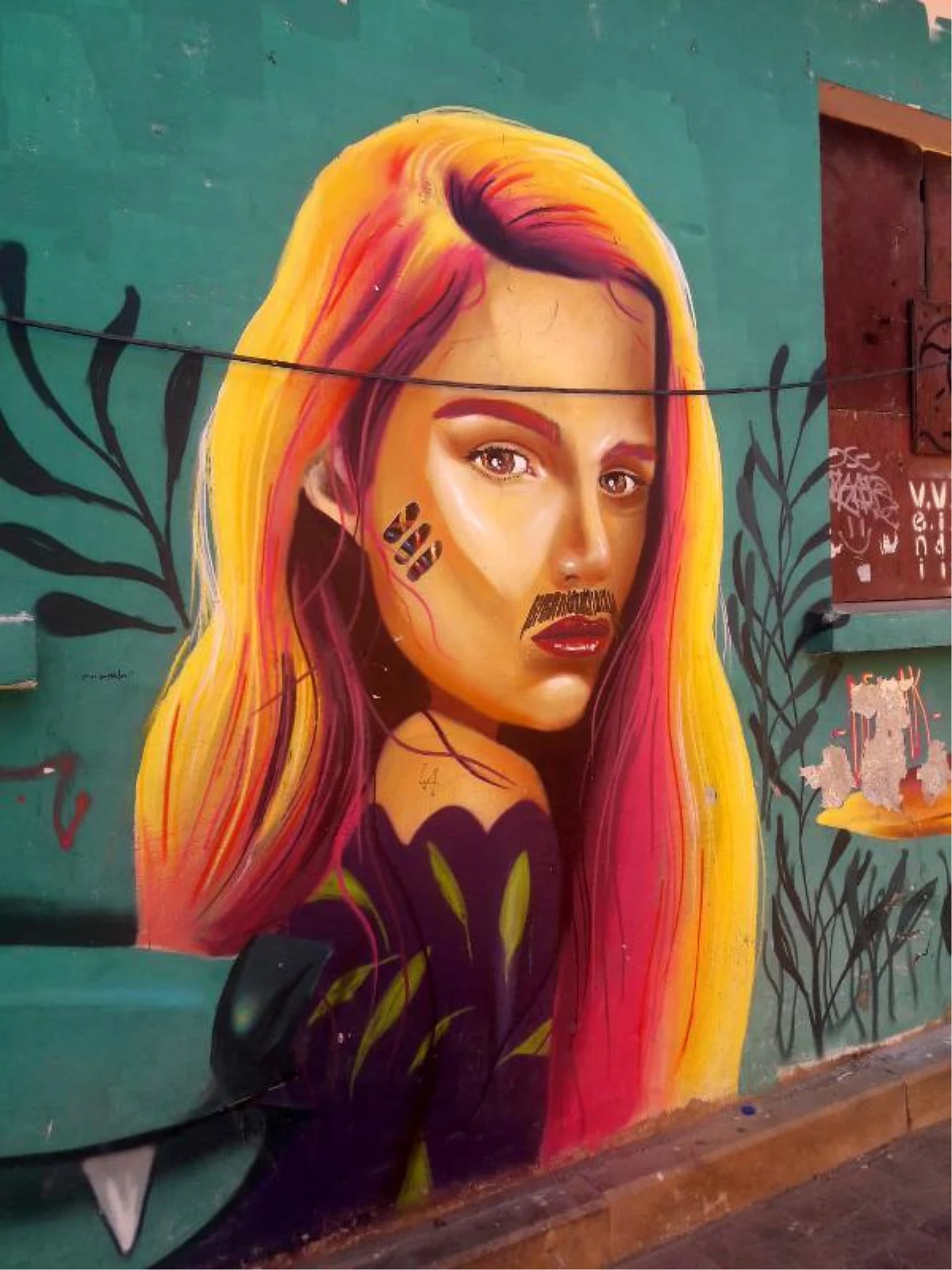 Kadın resmine bıyık, sokak ressamını isyan ettirdi
