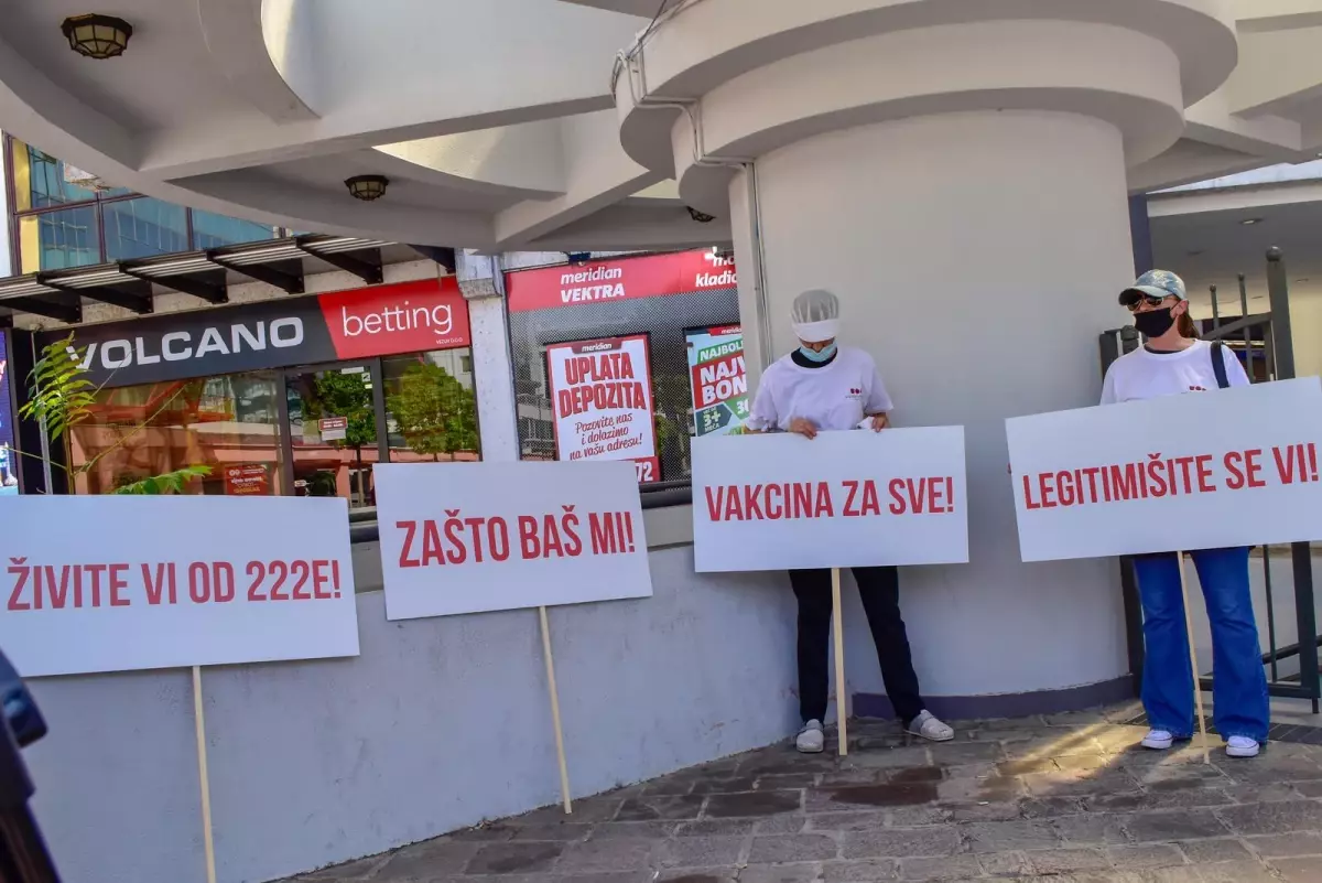 Karadağlı kafe ve restoran işletmecileri Kovid-19 tedbirlerini protesto etti