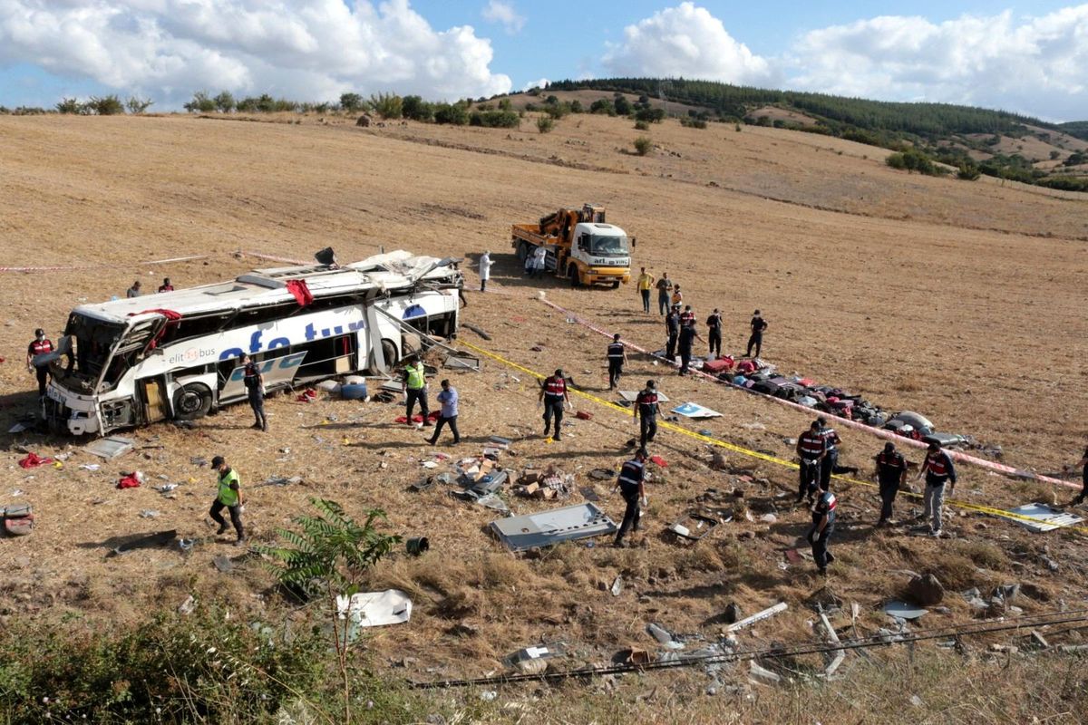 Katliam gibi kazada ölen çift İzmir\'de son yolculuğuna uğurlandı