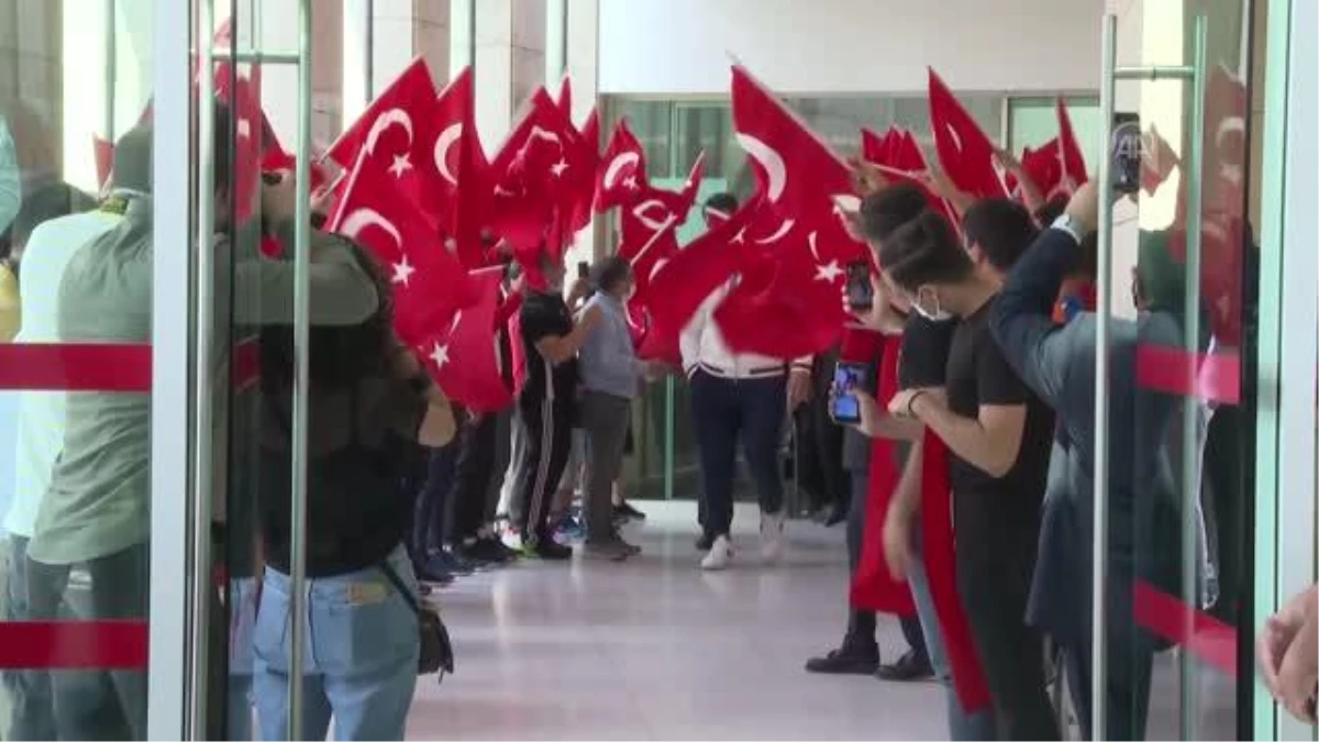 Milli güreşçi Taha Akgül yurda döndü