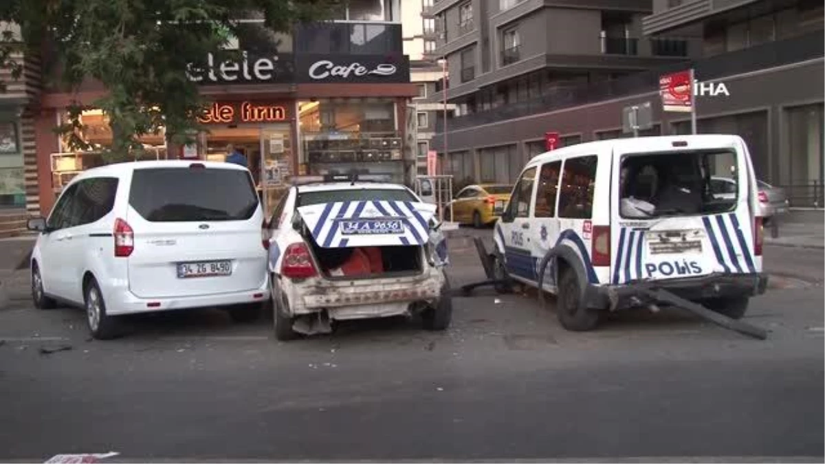 Son dakika haberi... Ümraniye\'de minibüs sürücüsü, 3 polis aracına çarparak durabildi