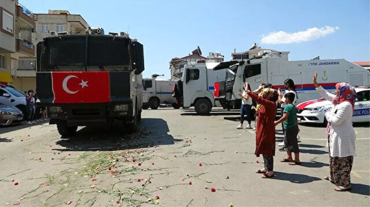 Son dakika haberi! Manavgat yangınında görev yapan TOMA\'lar çiçekler ve alkışlarla uğurlandı