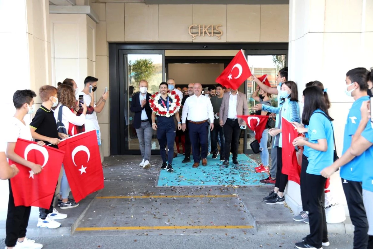 Olimpiyat ikincisi Eray Şamdan havaalanında karşılandı