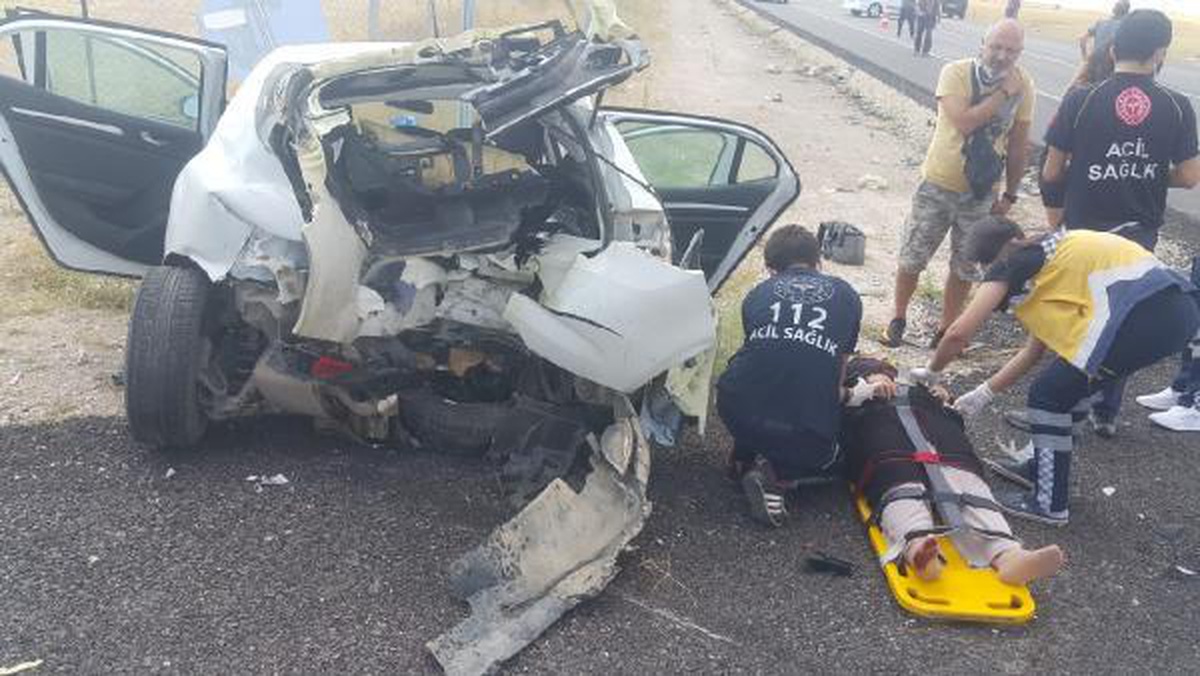 Son dakika haberi! Otomobile çarpan motosiklet sürücüsü öldü, 5 kişi yaralandı