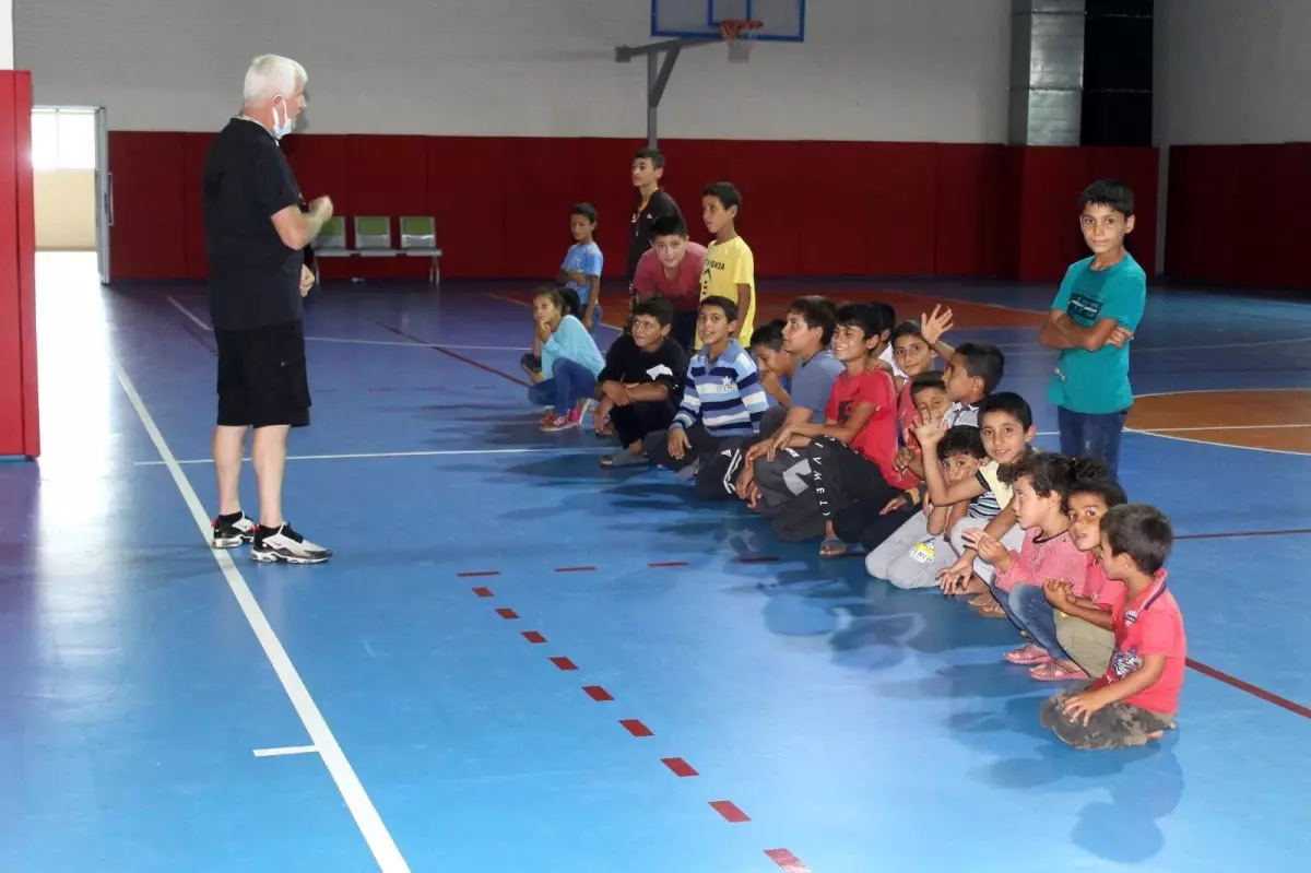 Sağanaktan etkilenen mevsimlik işçilere spor salonuna yerleştirildi