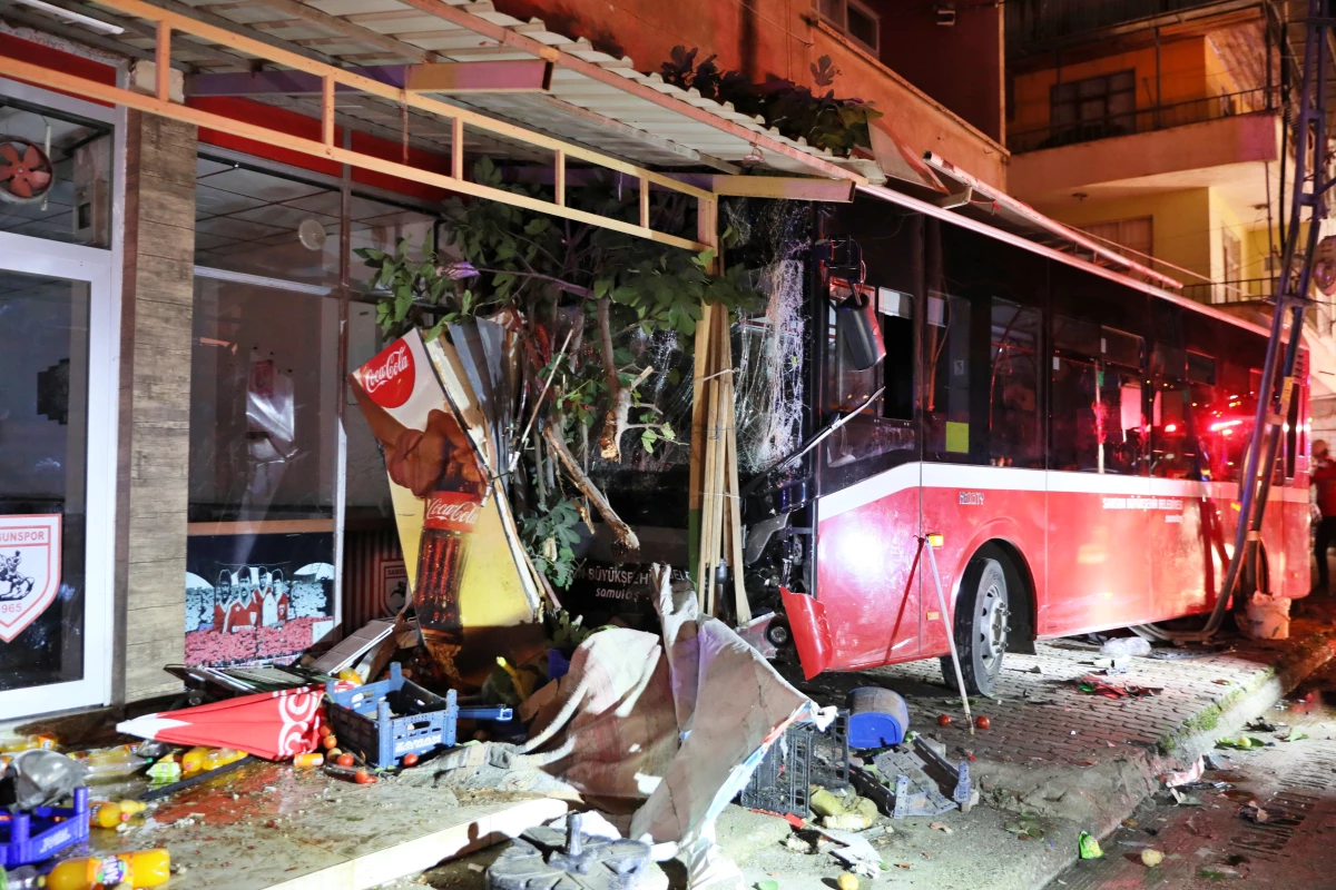 Araçla çarpışan halk otobüsü markete çarptı: 5\'i markette 8 kişi yaralandı