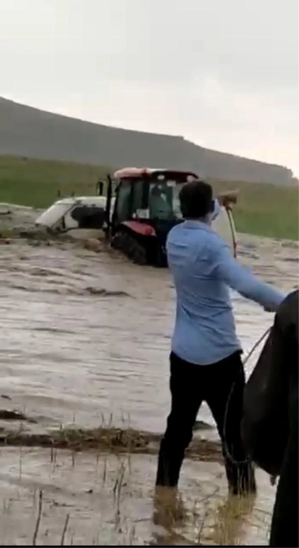 Son dakika haber | Sel suları içinde kalan akrabasını, traktörle kurtardı