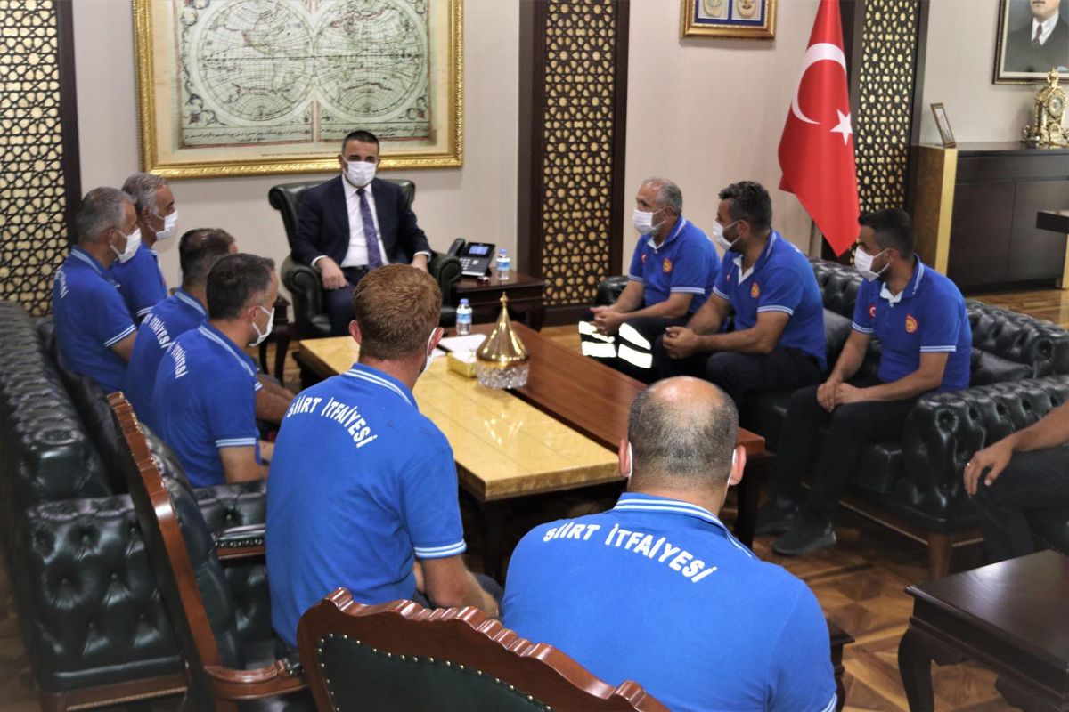 Son dakika! Siirt Valisi Osman Hacıbektaşoğlu, Antalya\'dan dönen itfaiye ekibini kabul etti