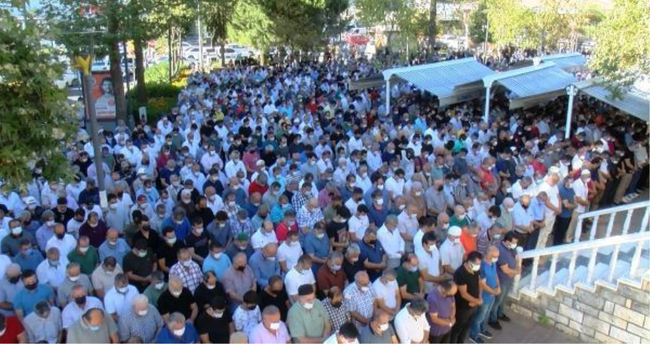 Son dakika haberi: TEKİRDAĞ\'DAKİ KAZADA HAYATINI KAYBEDEN ANNE VE KIZLARI SON YOLCULUĞUNA UĞURLANDI