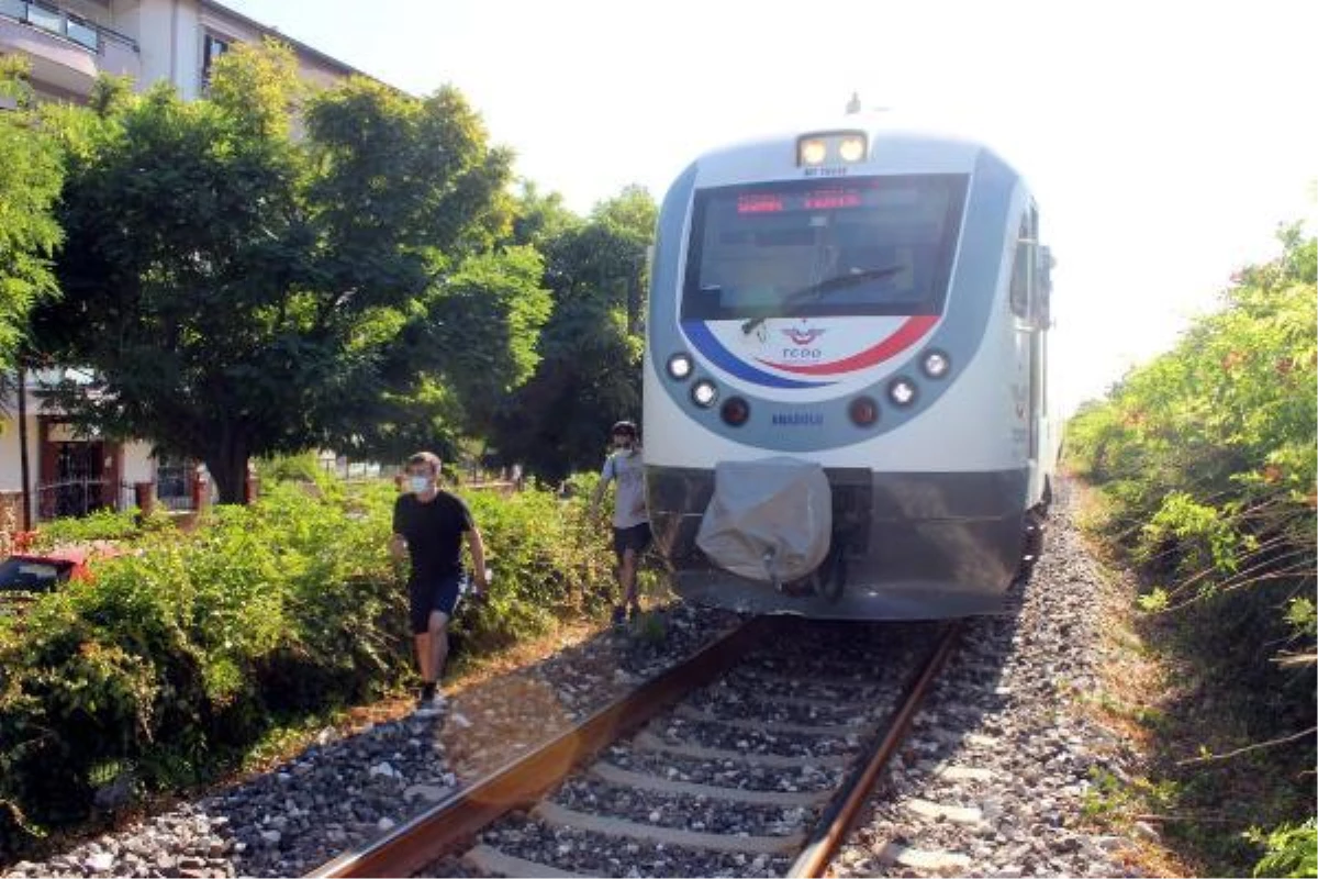 TRENİN ÇARPTIĞI MOTOSİKLETLİ AĞIR YARALANDI