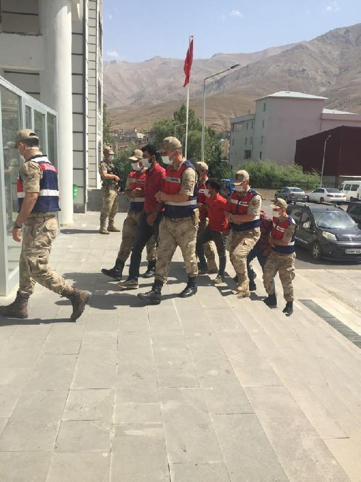 Van\'da terör operasyonu: 10 gözaltı