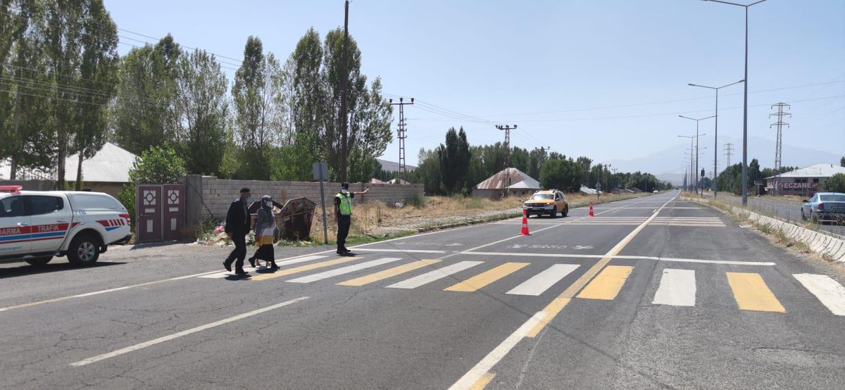Ağrı\'da sürücüler yaya önceliği konusunda bilgilendirildi