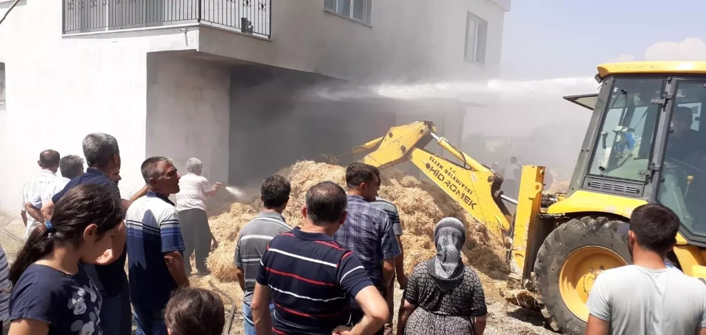 Ambar yangını meraklı vatandaşlara maske ve sosyal mesafeyi unutturdu