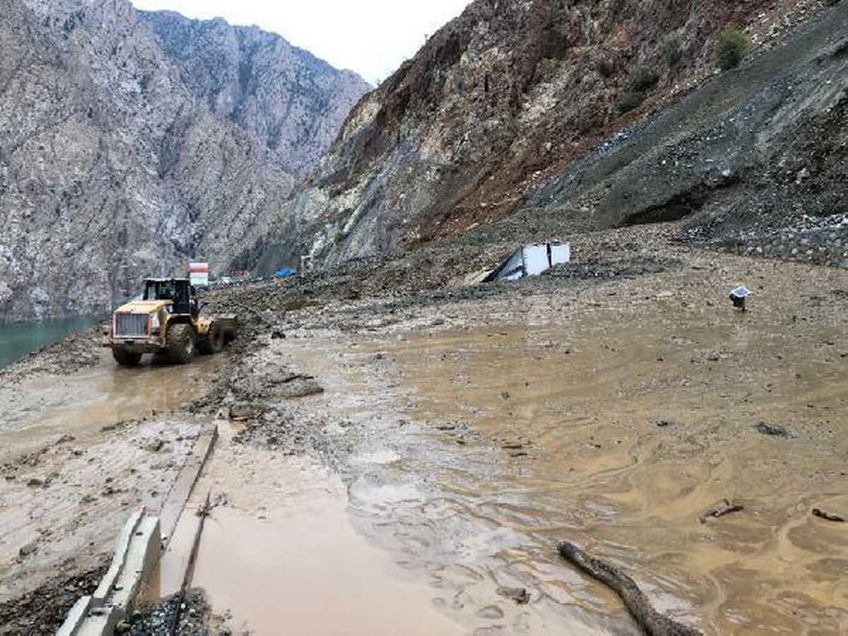 Artvin\'de heyelanla kapanan tüneller açıldı