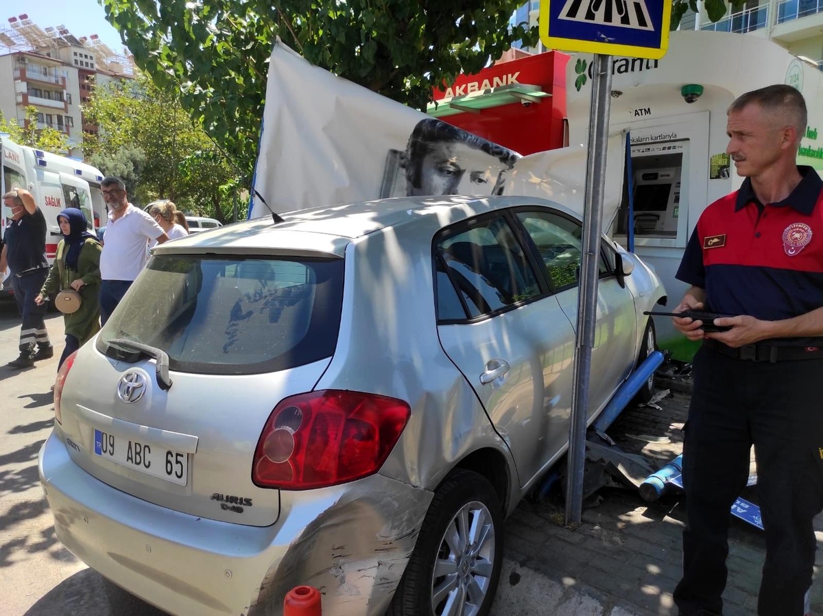 ATM\'den para çeken vatandaşa otomobil çarptı