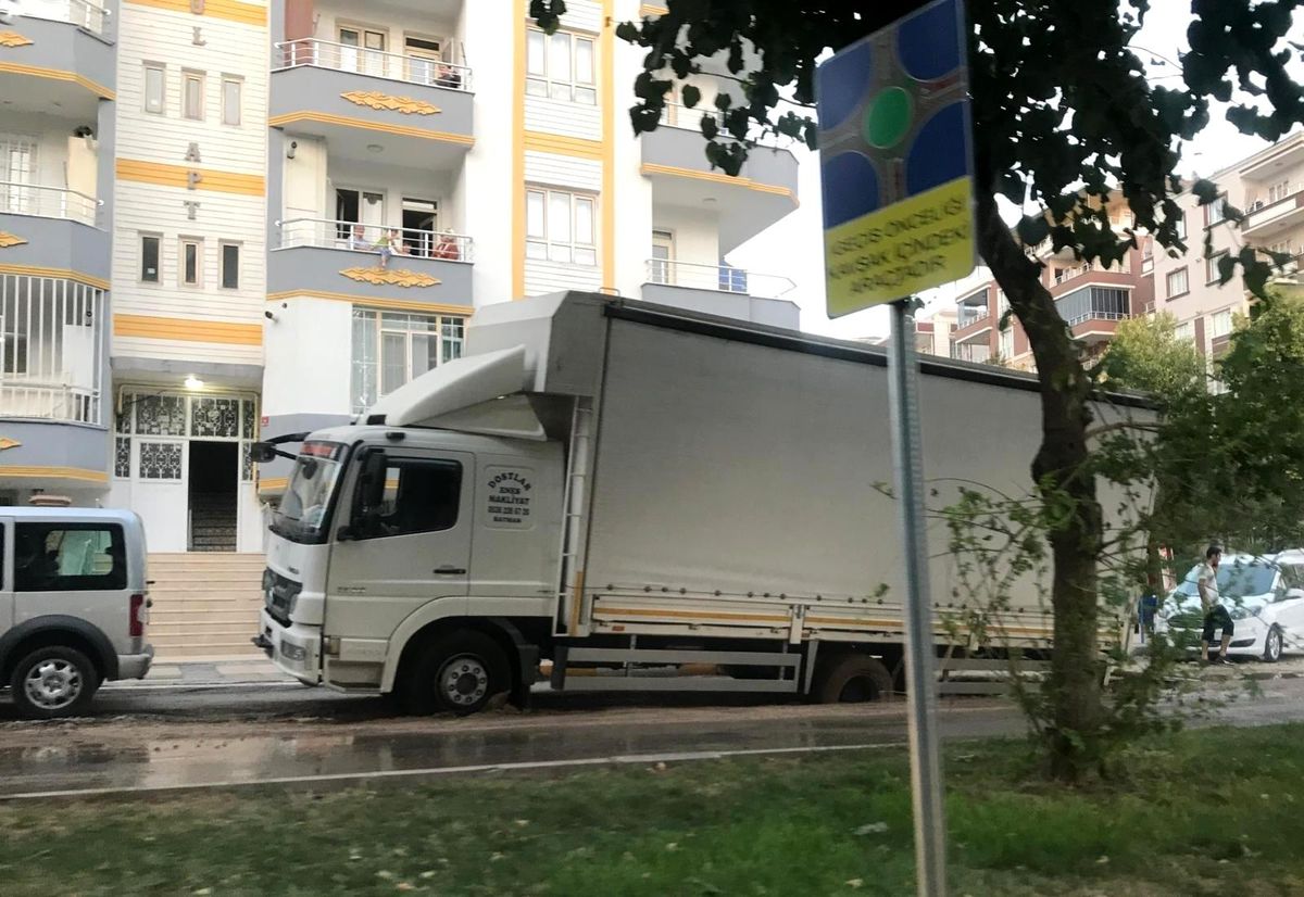 Batman\'da nakliyat kamyonu çukura düştü