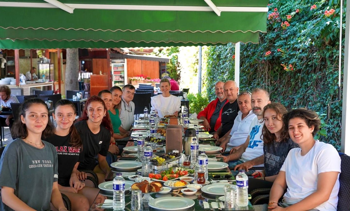 Bilecik Belediyesi Spor ve Gençlik Kulübü Kadın Voleybol Takımı bir araya geldi