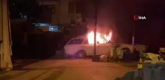 (BURSA)- Bursa'da bir otomobil mahallenin ortasında alev alev yandı