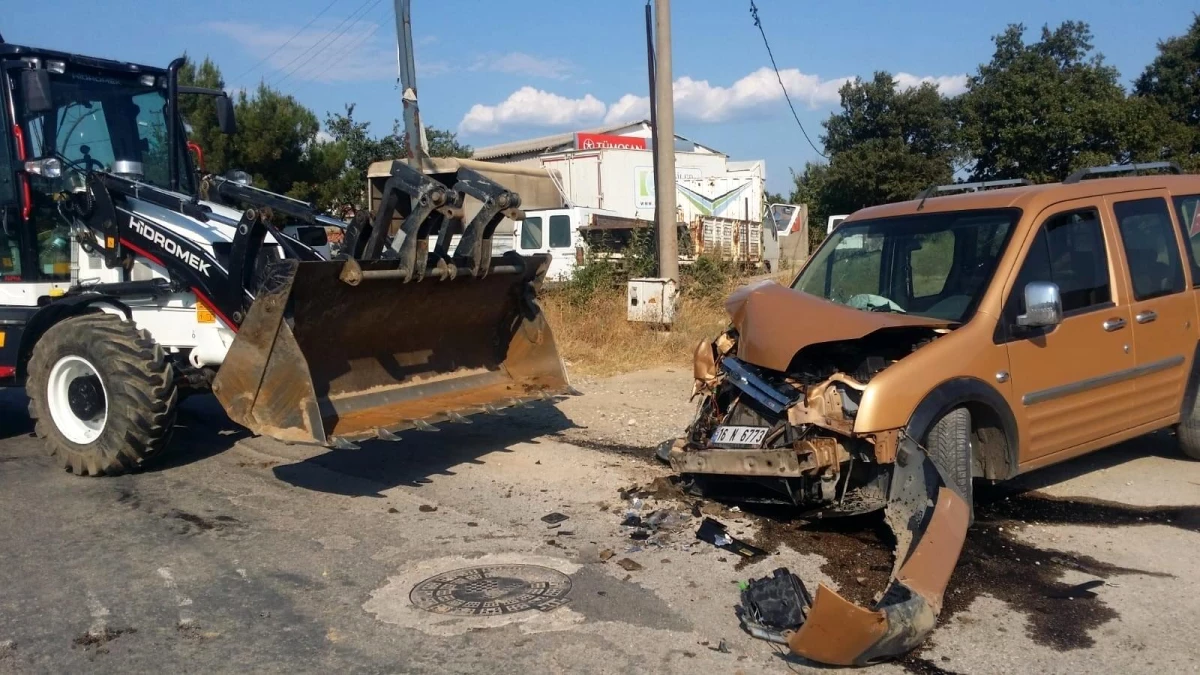 Bursa\'da kepçe ile hafif ticari araç çarpıştı: 1 yaralı