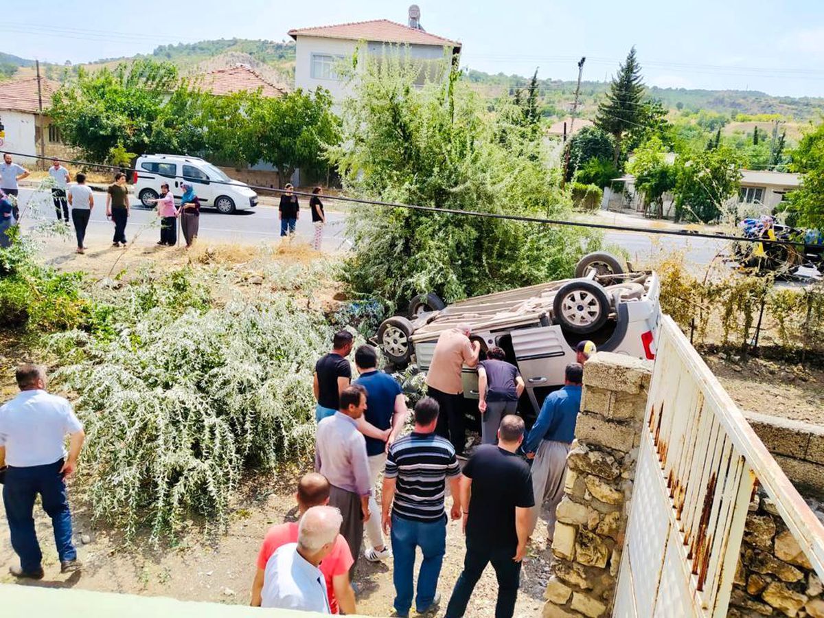 Çarpışan araçlardan biri ikamet bahçesine daldı