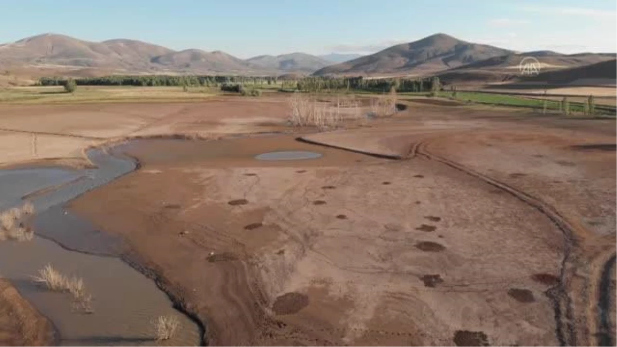 Demirözü Barajı\'nda kuraklık nedeniyle su yaklaşık 20 metre çekildi