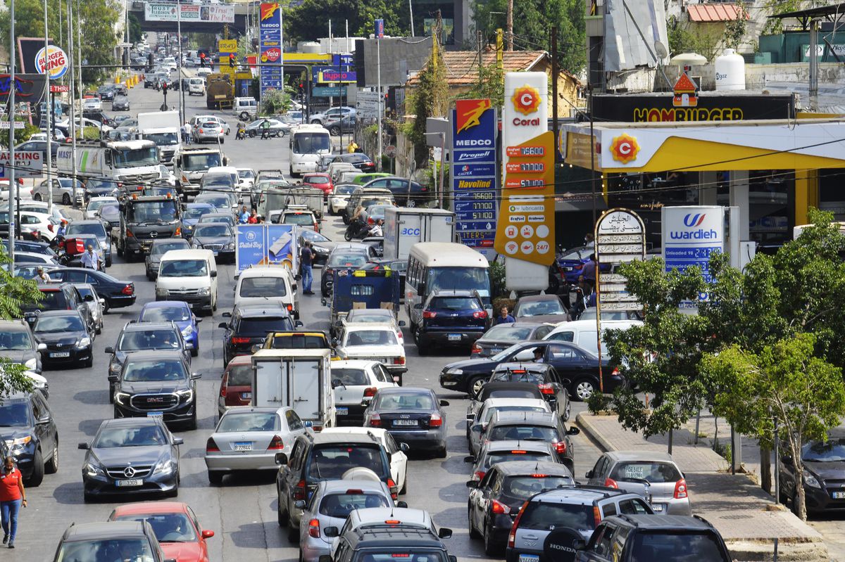 Ekonomik kriz pençesindeki Lübnan\'da akaryakıt ve gaz dolum istasyonlarında uzun kuyruklar oluştu