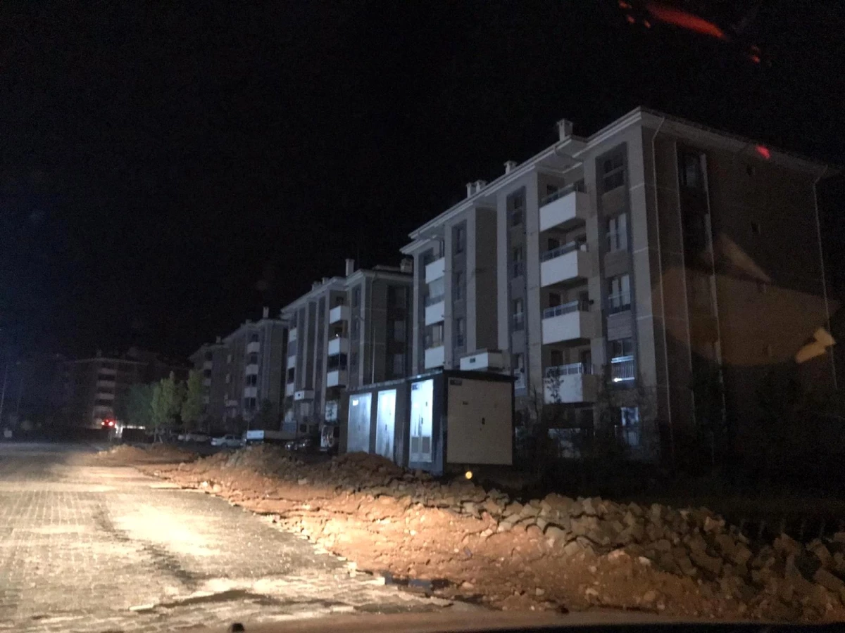 Elazığ\'da yıldırım elektrik direğine isabet etti, il genelinde elektrikler kesildi