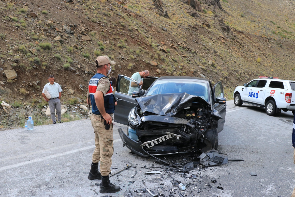 Erzincan\'da iki otomobil çarpıştı: 8 yaralı