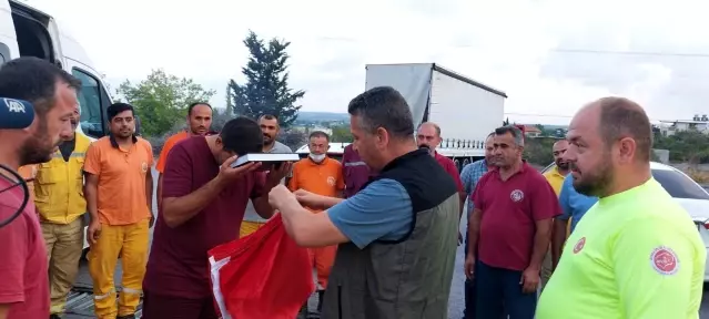 Evlerine dönen 'alev savaşçıları'nı mesai arkadaşları otoyolda karşıladı Evlerine dönen 'alev savaşçıları'nı mesai arkadaşları otoyolda karşıladı