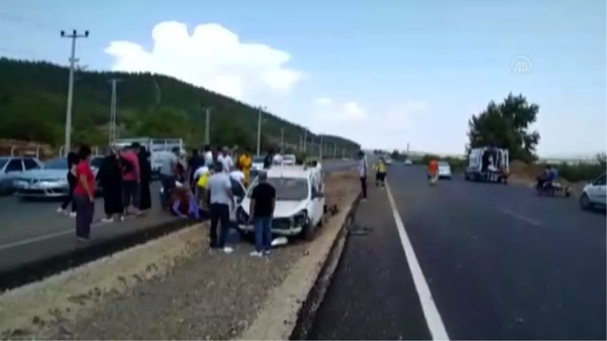 GAZİANTEP - Kontrolden çıkan araç orta refüje devrildi: 4 yaralı