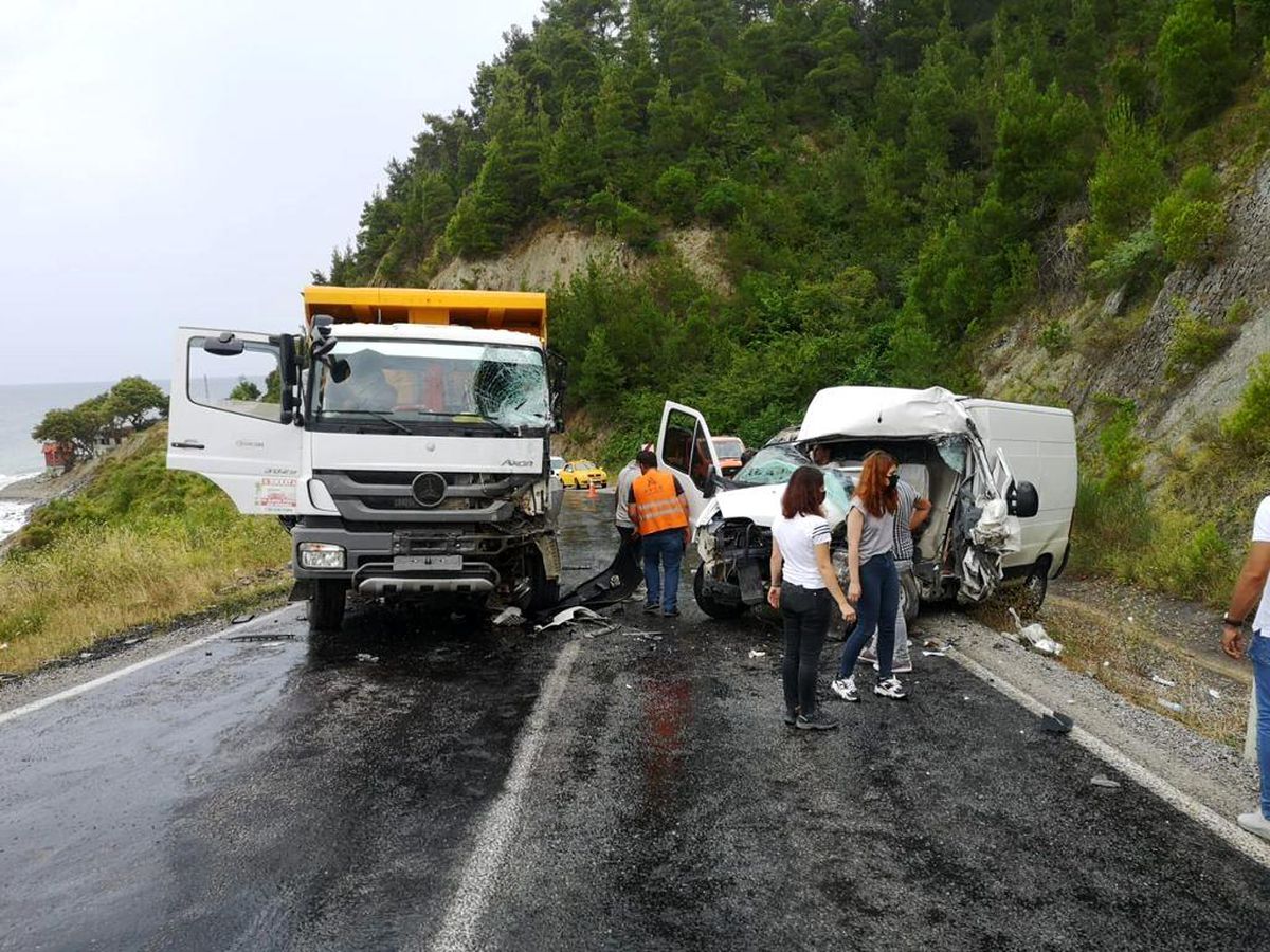 Hafriyat kamyonu ile hafif ticari araç çarpıştı: 3 yaralı