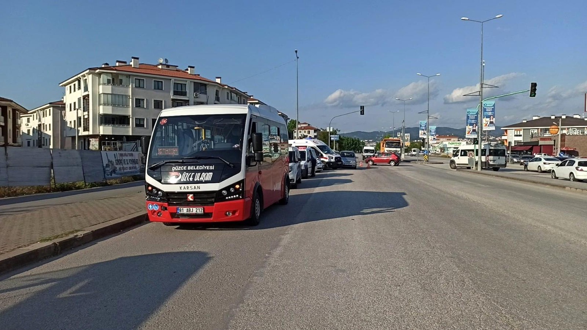 Halk otobüsüyle otomobil çarpıştı, 1 çocuk yaralandı