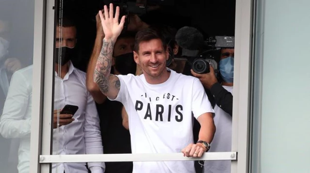 Messi, halkı sokağa döktü! Burası Paris tişörtüyle kendisini bekleyenleri selamladı