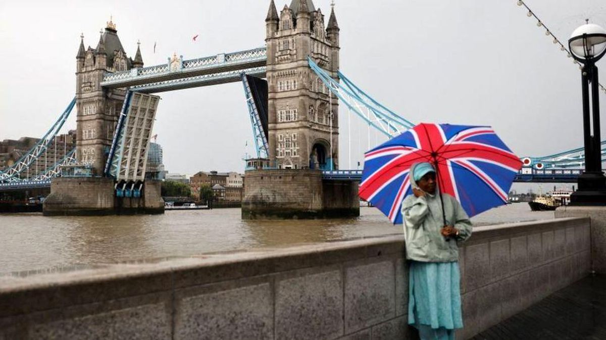 Londra\'daki Tower Bridge köprüsünün kolları havada asılı kaldı