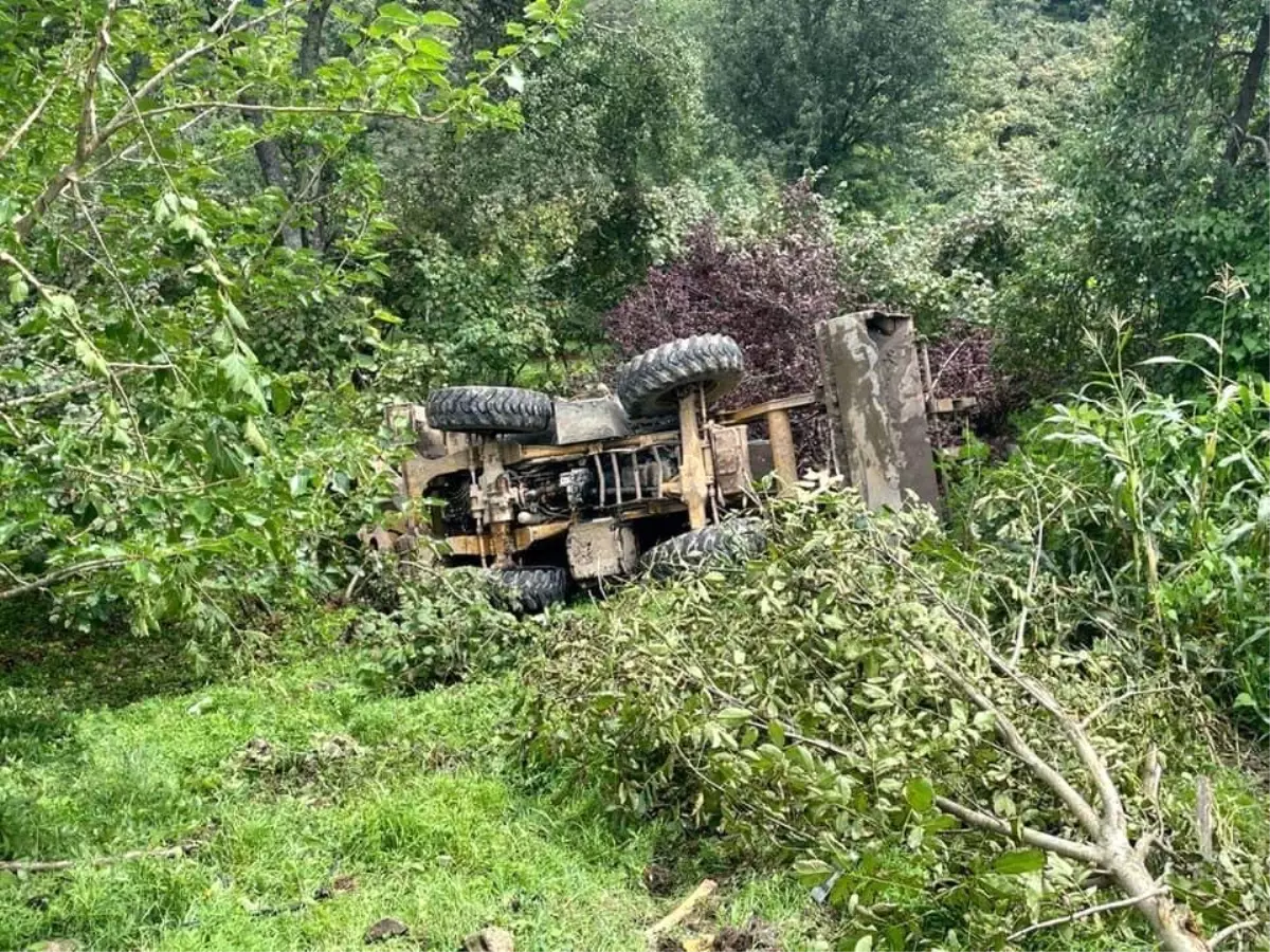 Heyelana müdahale eden kepçe devrildi: 2 yaralı