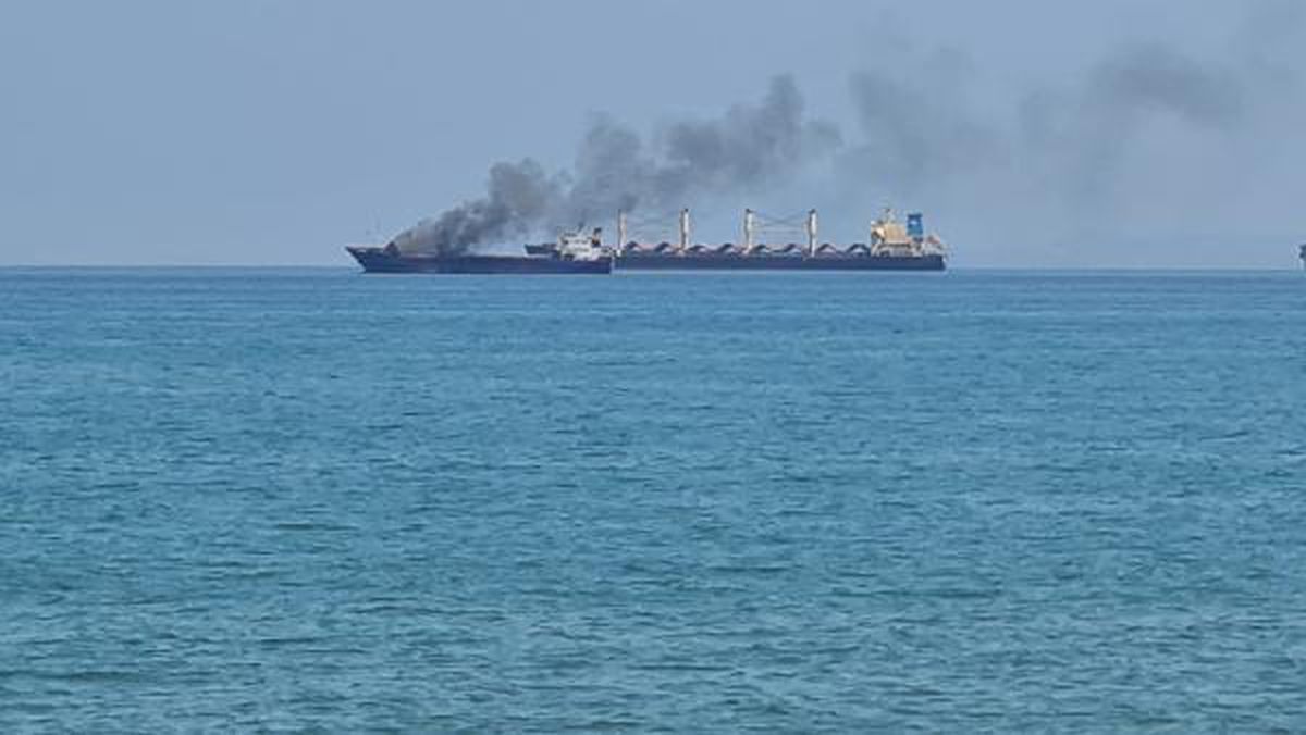 Son dakika haberleri... İSKENDERUN AÇIKLARINDA KONTEYNER GEMİSİNDE YANGIN (1)