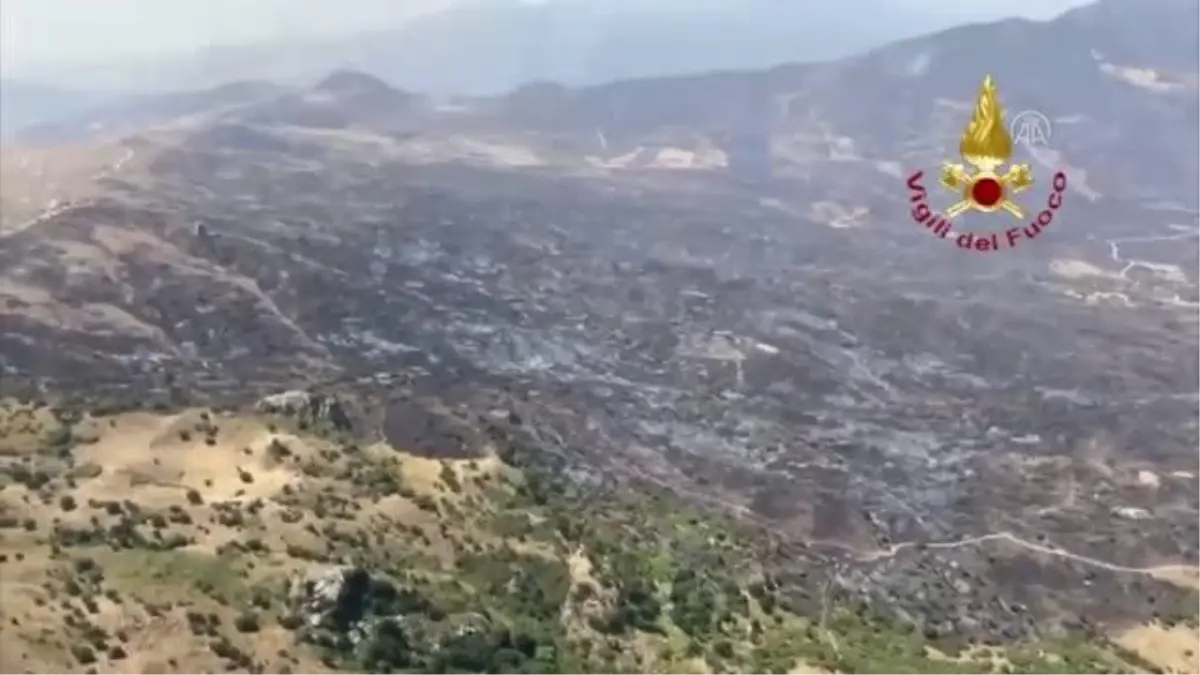 İtalya\'nın Sicilya adasında yanan ormanlık alanlar havadan görüntülendi