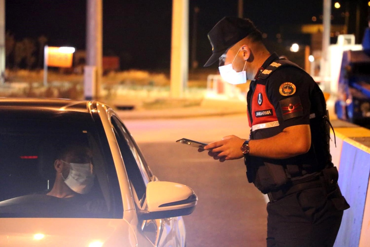 İzmir\'de huzur ve güven uygulaması: 18 aranan şahıs yakalandı