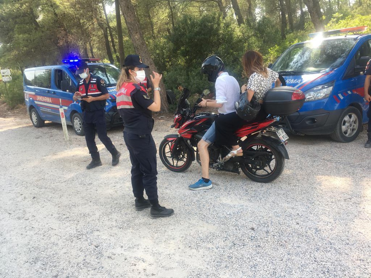 İzmir\'de jandarmanın asayiş uygulamasında çeşitli suçlardan aranan 18 kişi yakalandı