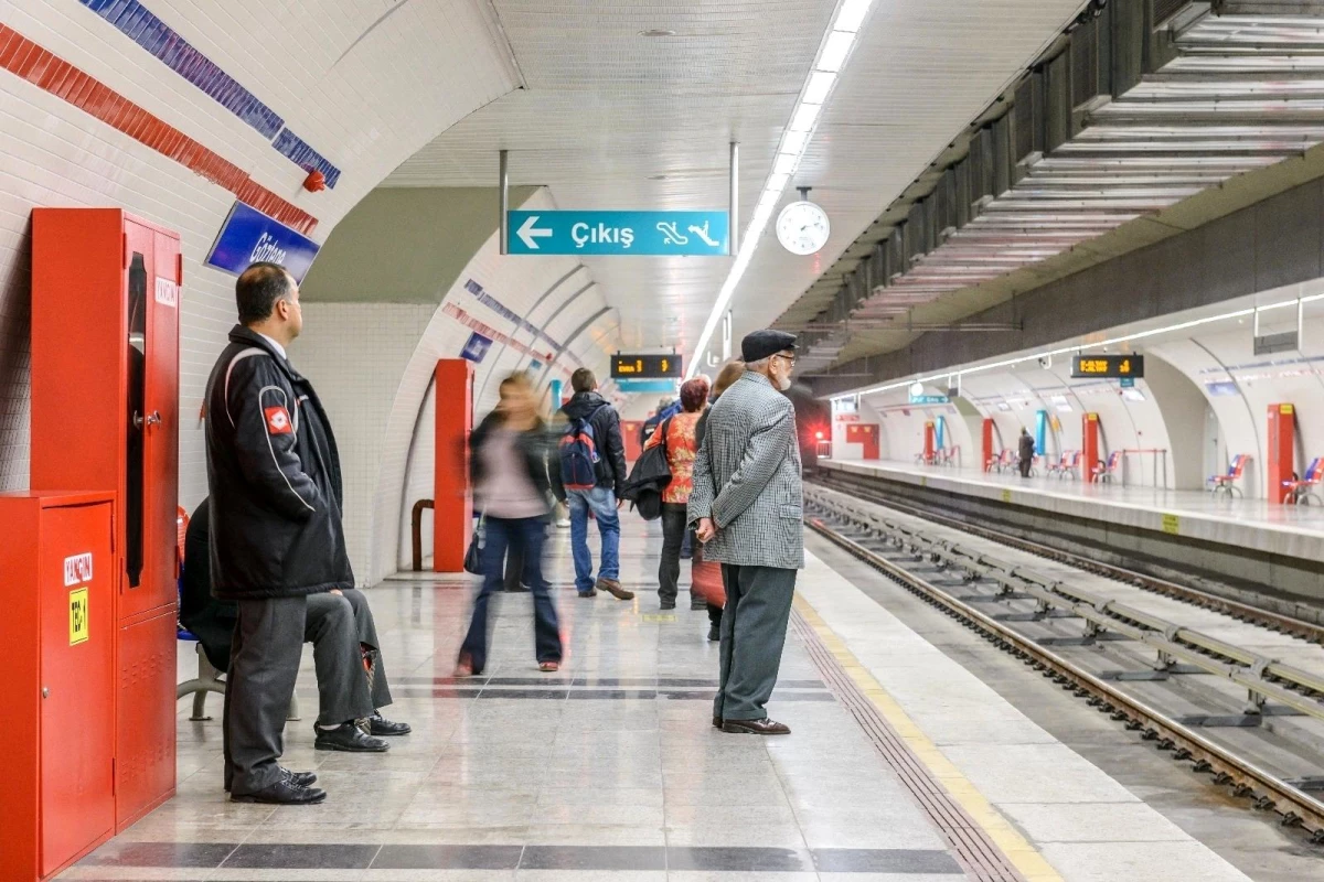 İzmir\'de metro istasyonlarında ücretsiz internet dönemi devreye girdi
