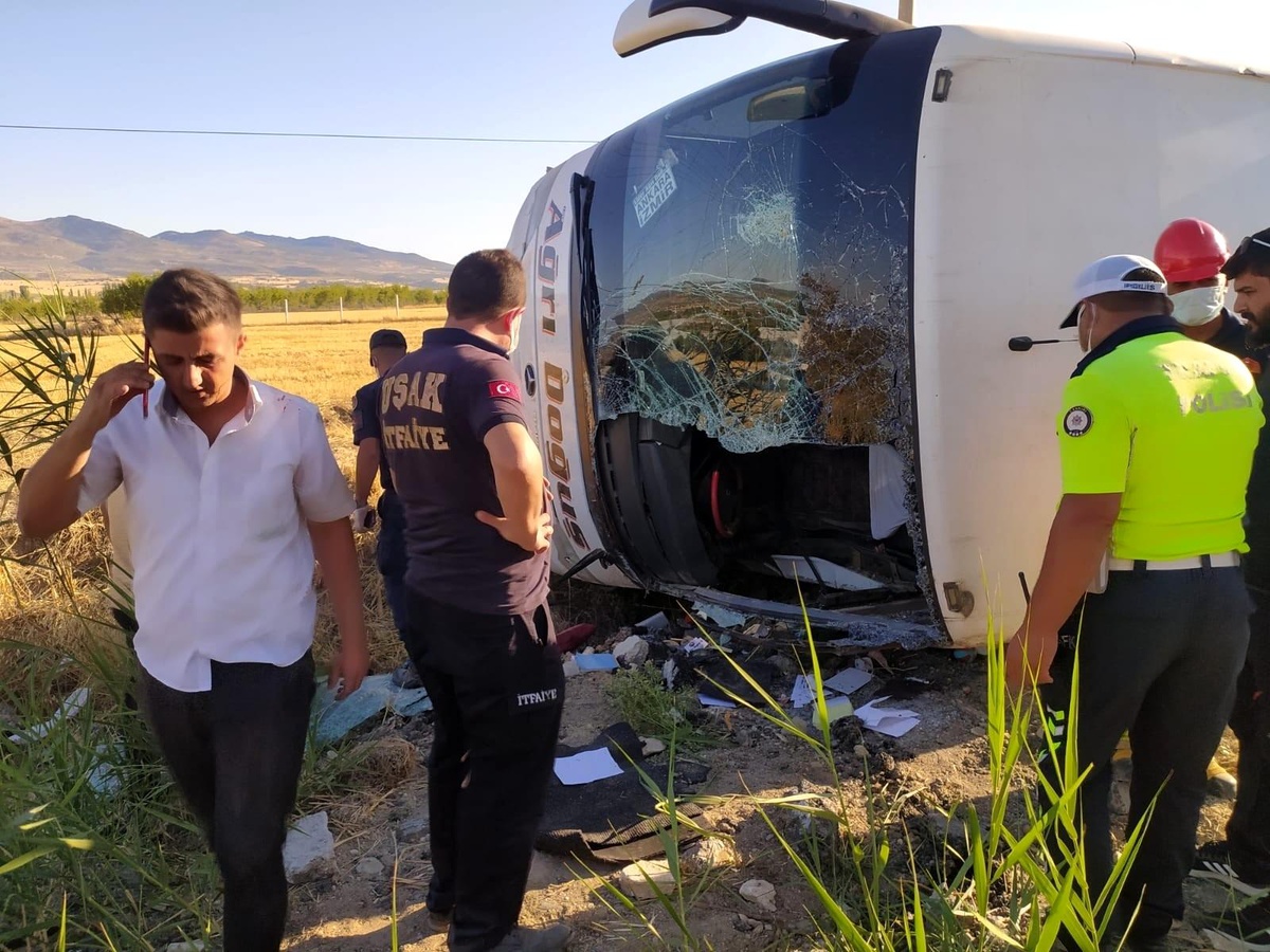 Kontrolden çıkan otobüs yaz yattı: 30\'dan fazla yaralı