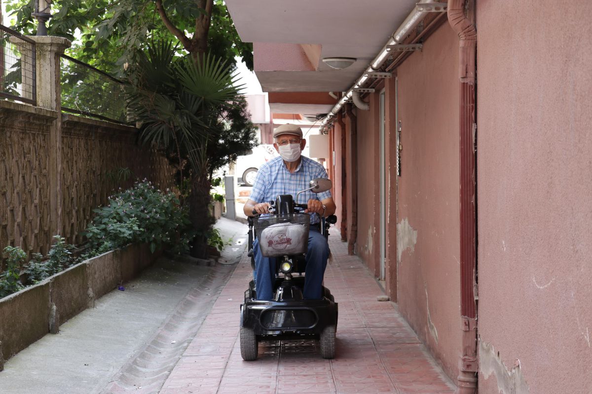 Kovid-19 tedbirlerine uyan 61 yaşındaki engelli, aşı duyarlılığıyla örnek oluyor