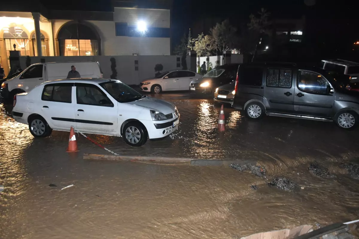 Sağanak su baskınlarına neden oldu