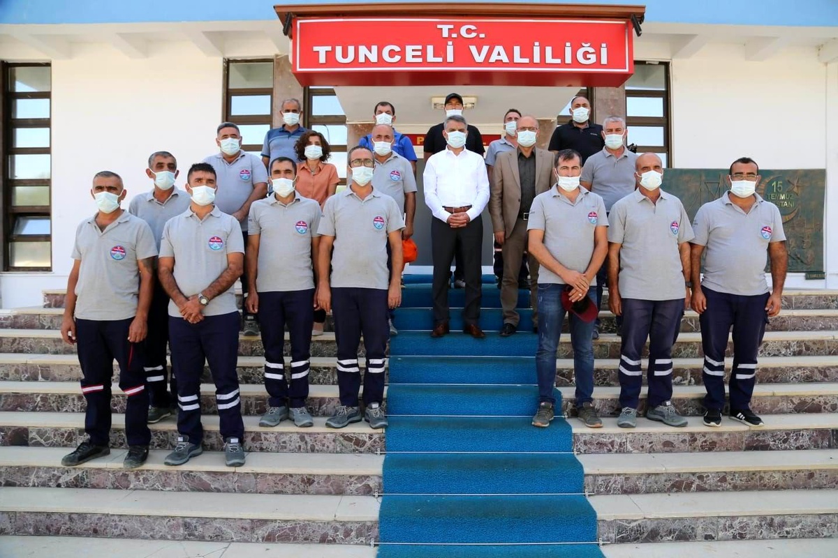 Manavgat\'taki yangın söndürme çalışmalarına katılan ekip Vali Özkan\'la bir araya geldi